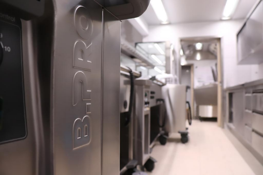 Moderne Edelstahl-Großküchenausstattung in einer Essensausgabe